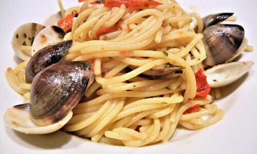 Spicy Spaghetti with Clams and Red Bell Pepper